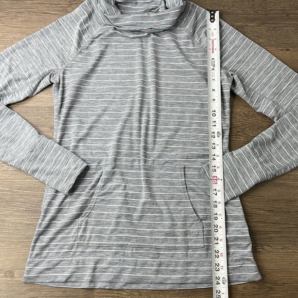 GAP GapFit Women’s Long Sleeve Grey and White Turtleneck Shirt, size small - Picture 6 of 10
